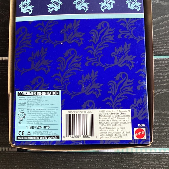 - NRFB Vintage 1995 AVON ~ Winter Velvet Barbie Doll ❄️ - Picture 8 of 14